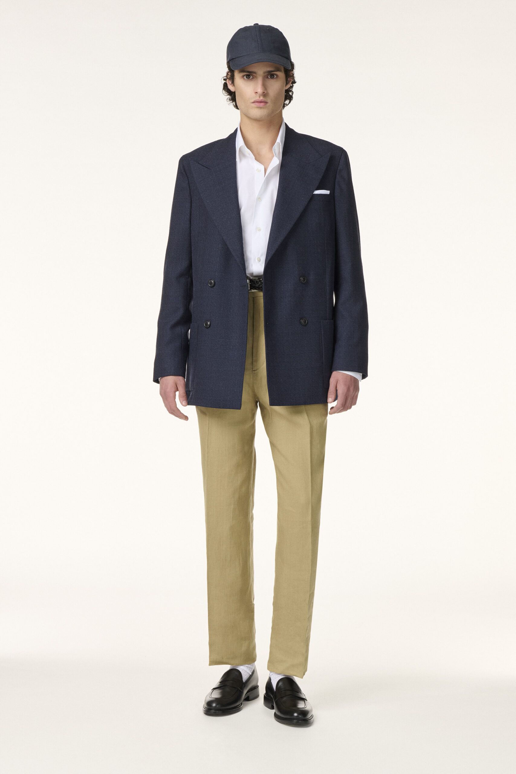 Veste sur-mesure bleu marine, chemise blanche, pantalon beige sur-mesure RIVES Paris.