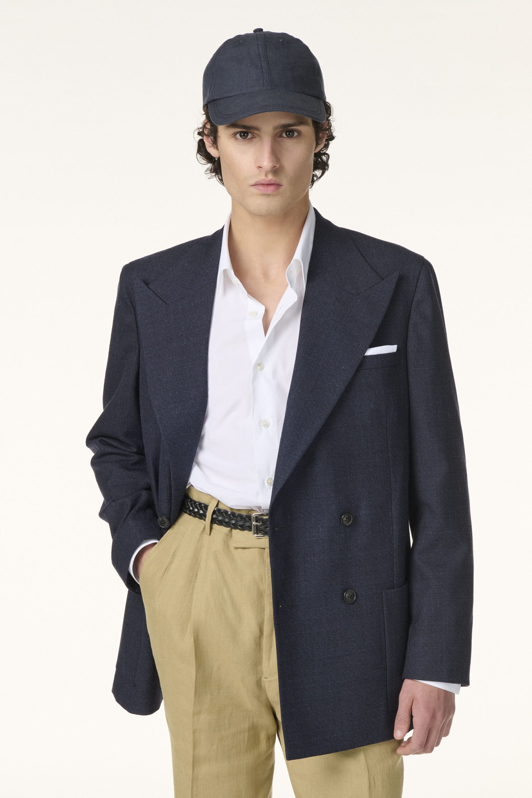 Veste sur-mesure en laine bleu marine avec chemise blanche et pantalon beige RIVES Paris