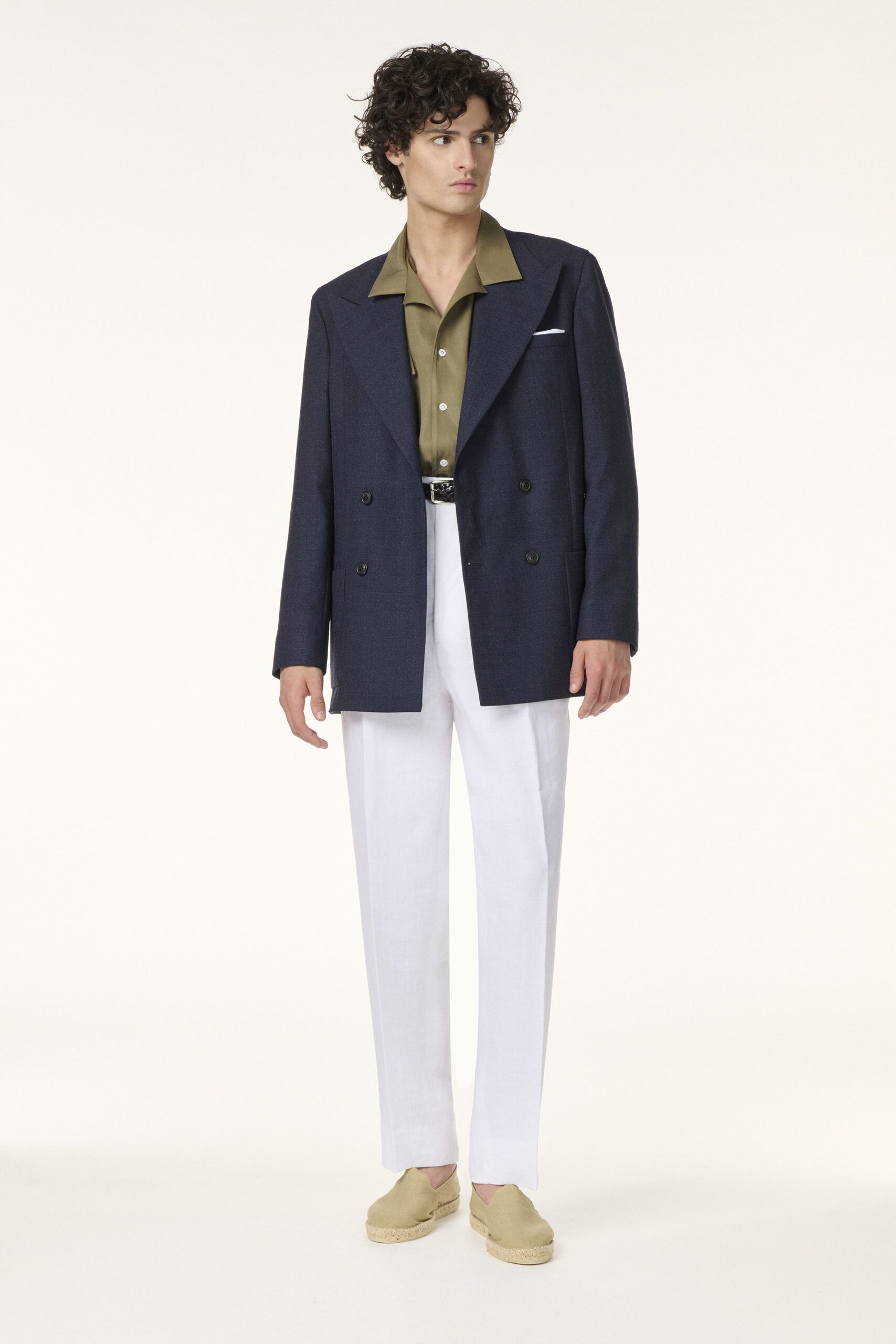 Veste bleu marine sur-mesure RIVES Paris avec chemise olive et pantalon blanc
