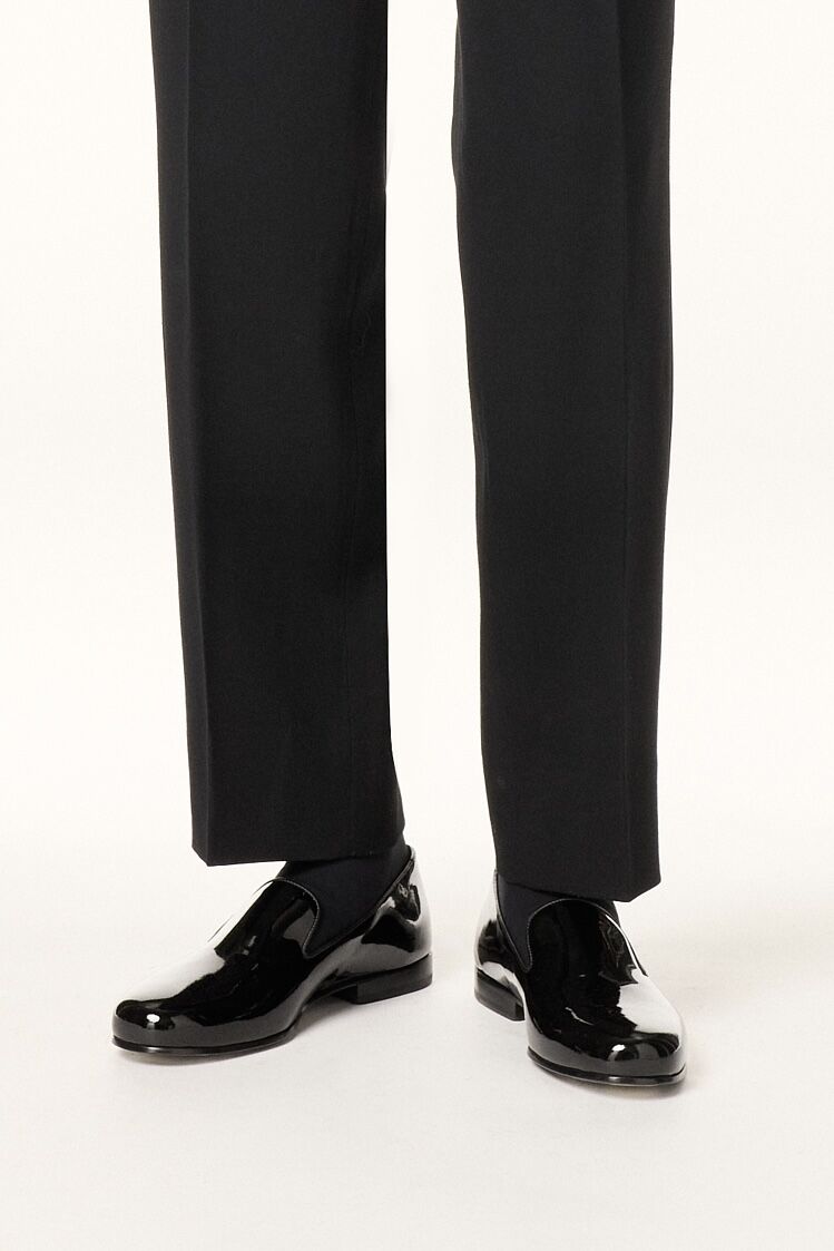 BLACK PATENT SLIPPERS