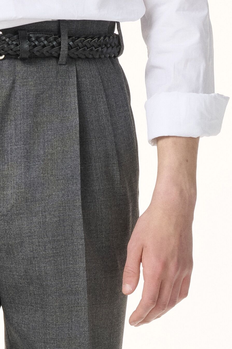 Pantalon gris avec ceinture tressée en cuir noir sur-mesure RIVES Paris