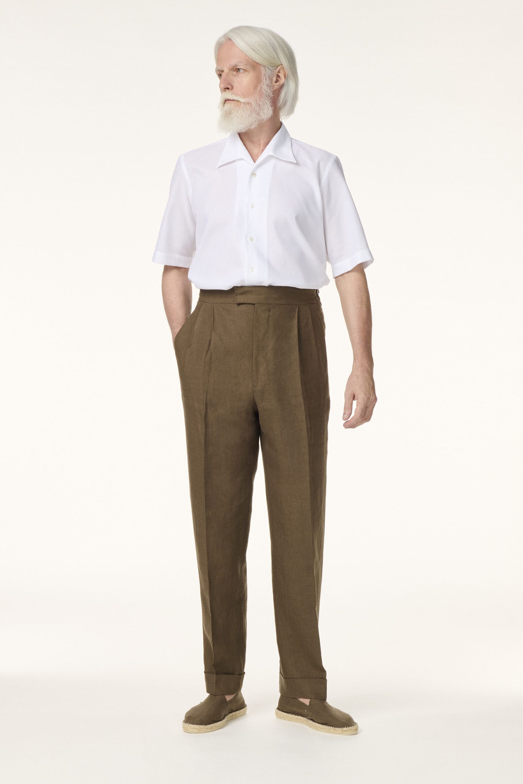 Chemise blanche et pantalon marron sur-mesure RIVES Paris