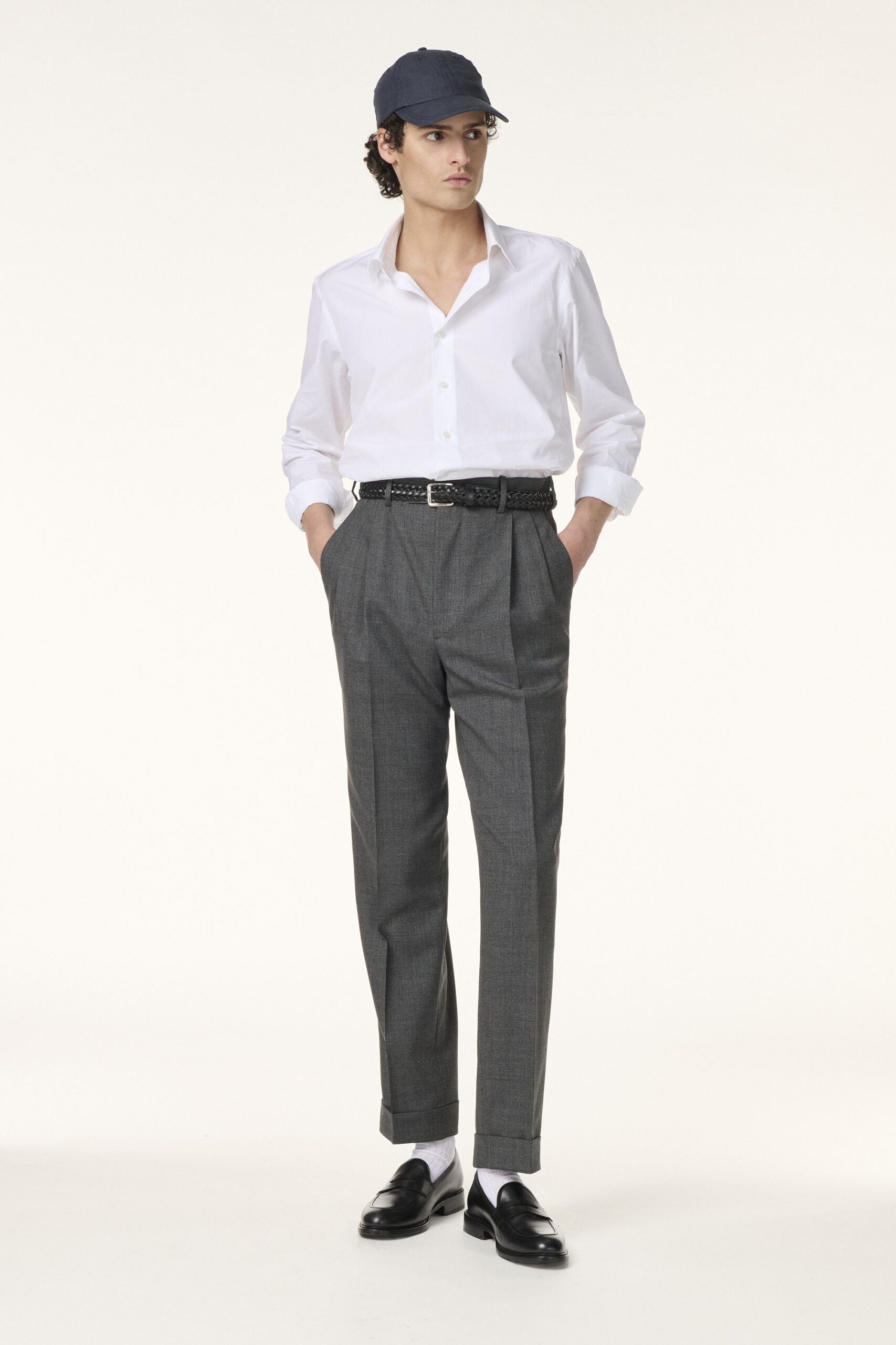 Pantalon gris sur-mesure RIVES Paris avec chemise blanche et ceinture en cuir.