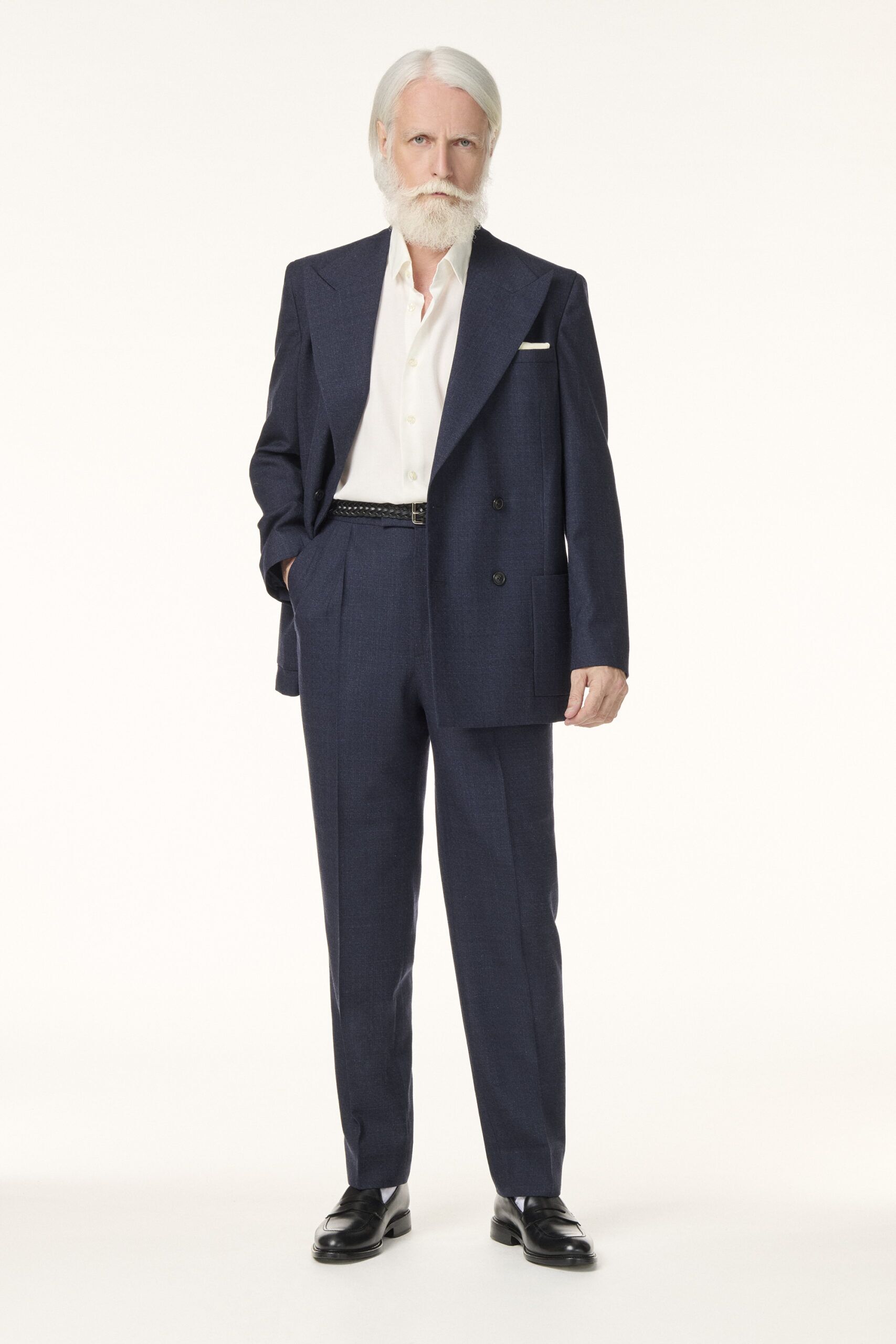 Costume sur-mesure en laine bleu marine avec chemise blanche RIVES Paris