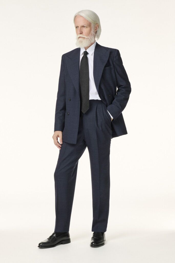 Costume sur-mesure en laine bleu marine avec cravate noire RIVES Paris