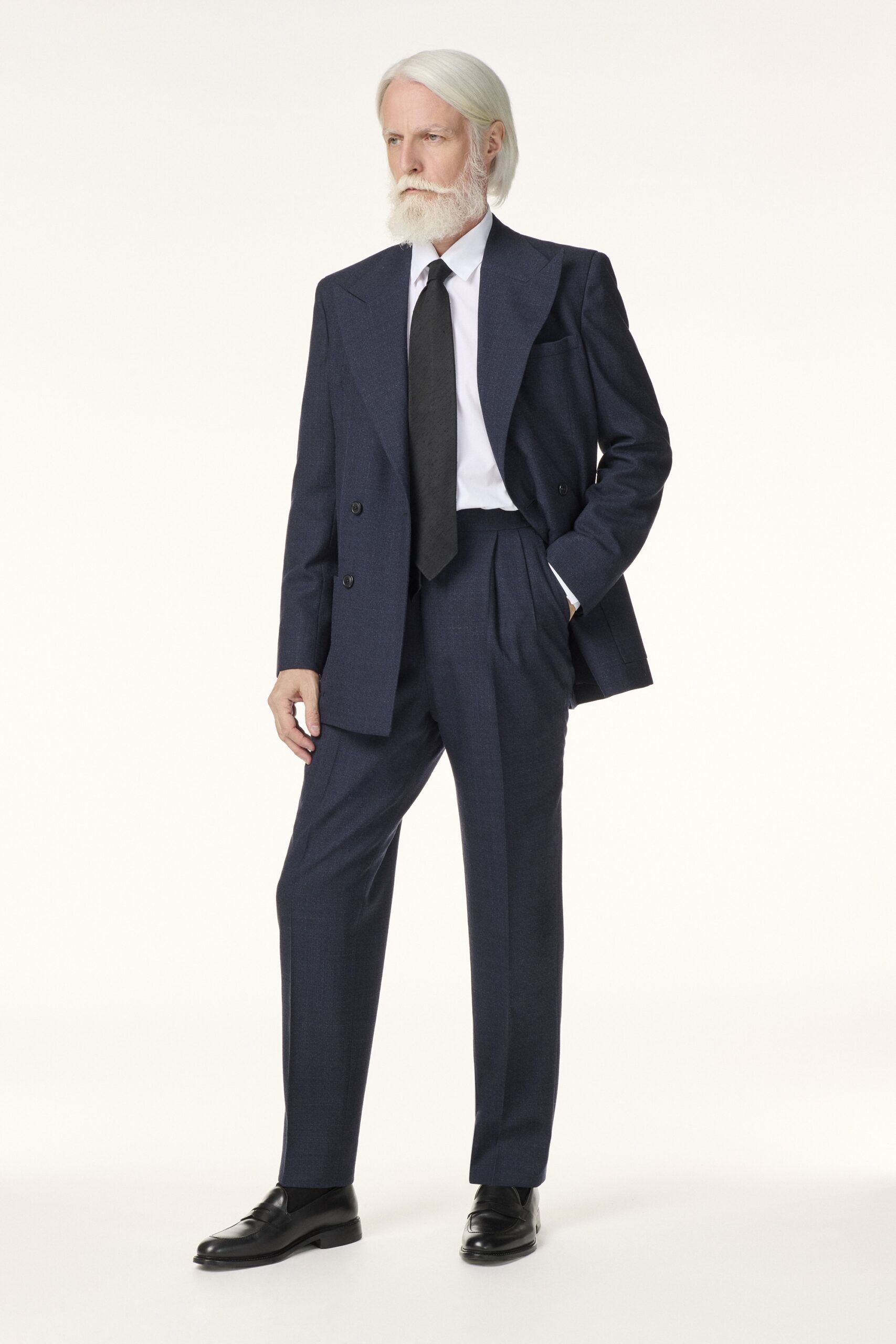 Costume sur-mesure en laine bleu marine avec cravate noire RIVES Paris
