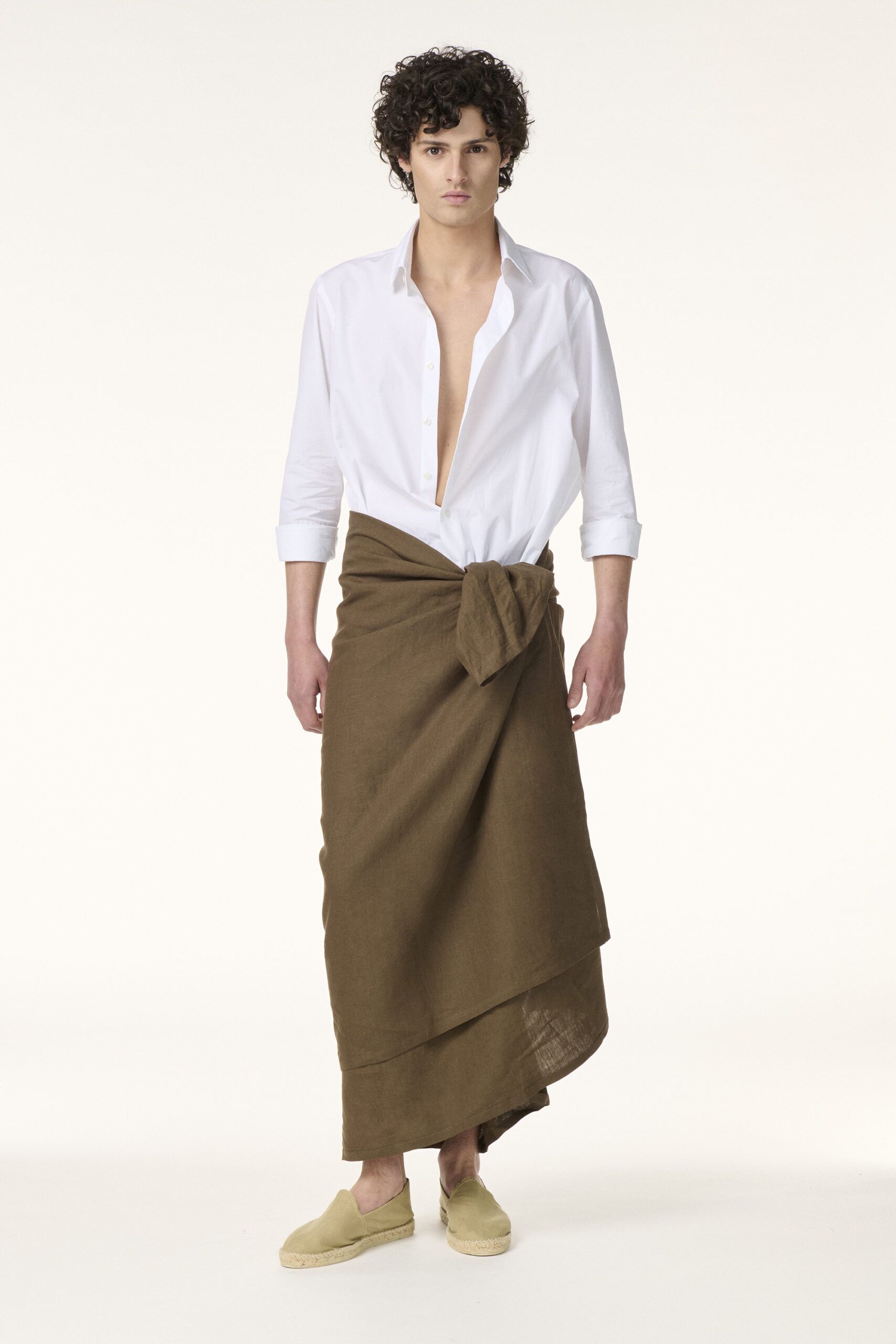 Homme en chemise blanche et jupe en lin marron sur-mesure RIVES Paris