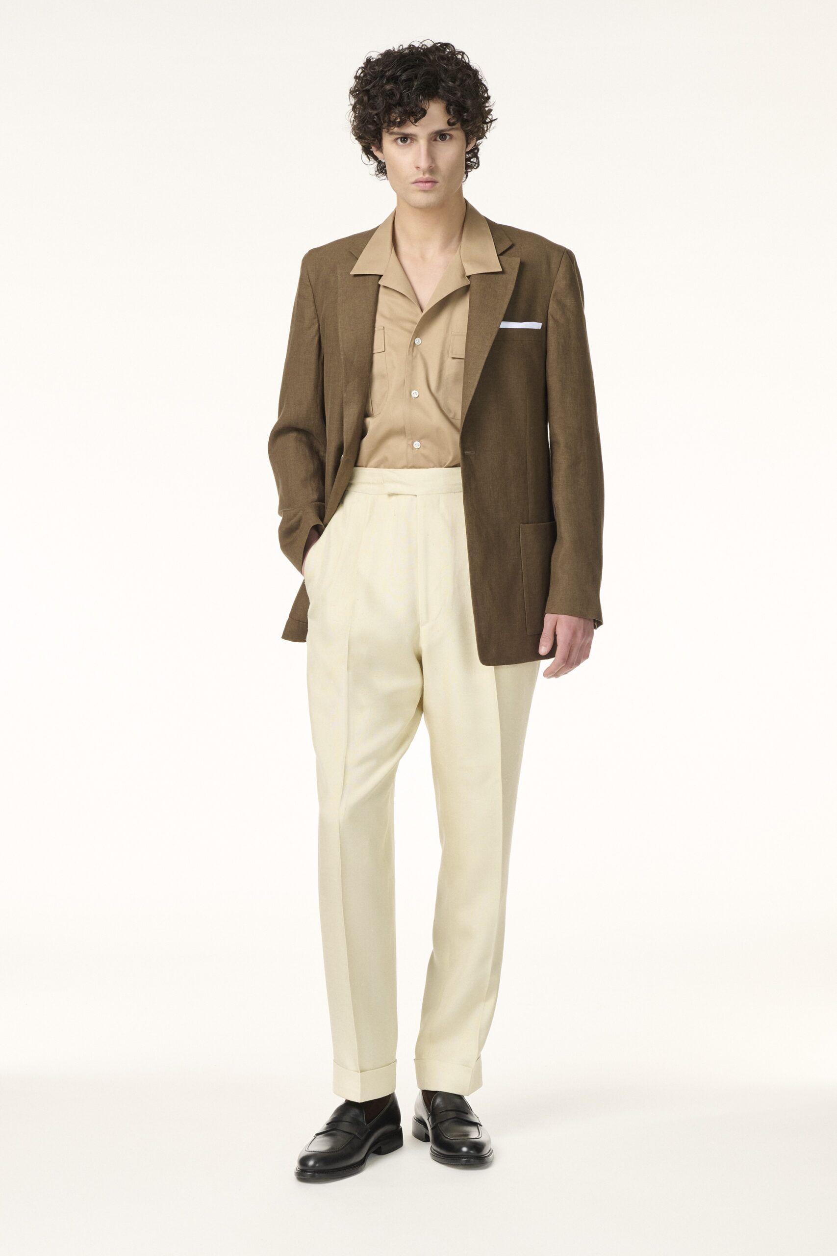 Costume marron sur-mesure RIVES Paris avec chemise beige et pantalon crème.