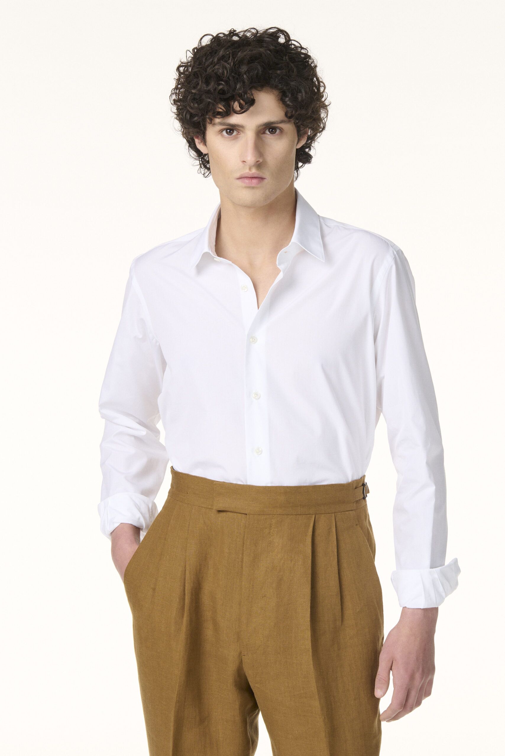 Chemise blanche en coton et pantalon marron sur-mesure RIVES Paris