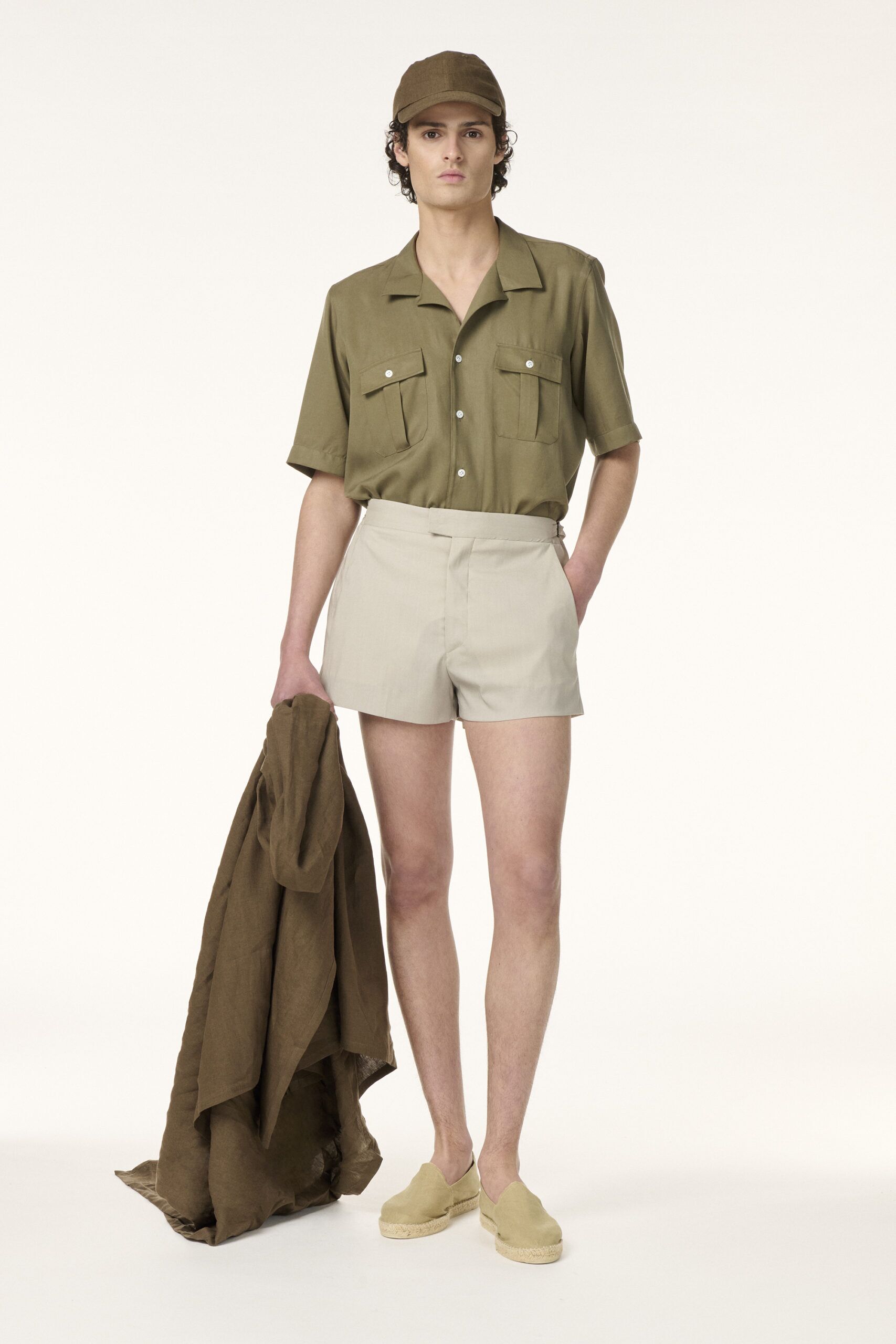 Look homme en chemise olive et short beige sur-mesure RIVES Paris